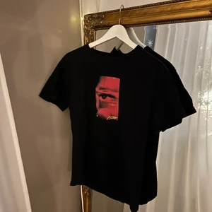 Svart t-shirt med tryck - Svart t-shirt med tryck