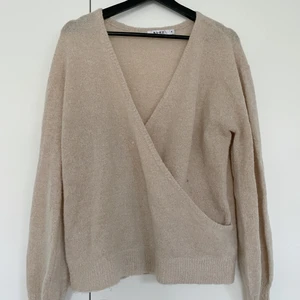 Stickat tröja - Beige stickad tröja med v-ringning. Storlek M