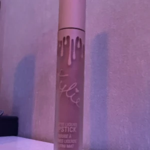kylie matte liquid lipstick  - Detta Matte Liquid Lipstick skapar perfekt matta läppar! Den högpigmenterade veganska formulan innehåller ingredienser som är bekväma att bära och med en hållbarhet på upp till 8 timmar. Krämig, lätt och med en icke-uttorkande formula. Använt en hel del därav priset. Frakt tillkommer! ⚡️🚚