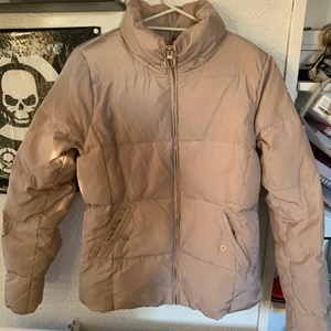 Only täckjacka  - Nästan helt oanvänd täckjacka från only! Perfekt skick! Jättevarm och skön💗 perfekt nu i det kalla vädret