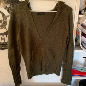Vero Moda hoodie - Skit snygg hoodie i fairygrunge/ grunge stil! Har djup v ringning men man kan dra upp den lite så den kommer upp lite! Har luva och ficka😁 köpt secondhand men i bra skick! 