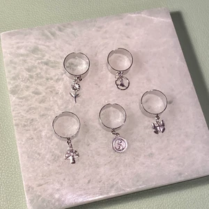 ringar! - Säljer dessa jättefina och coola, lite speciella ringarna! :D pris 29kr styck, går att köpa två för 55kr eller tre för 80 :) frakt 13kr <3 finns 2 av varje :) samfraktar gärna med andra saker jag säljer! 🥰