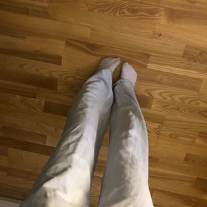 Mjukisbyxor🤍 - ljusblåa mjukisbyxor från bikbok,jättefina men säljer pga jag aldrig använt dom och inte min storlek eller stil❤️‍🔥frakt ingår inte i priset,skriv gärna privat för mer info eller bilder❤️‍🔥