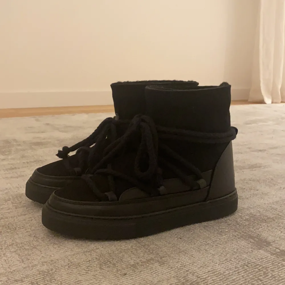 Helt sprillansnya inuikii skor, svarta i storlek 37. Inte använda en enda gång utomhus och säljer dem eftersom de är aningen för små för mig. Hör av er vid intresse! 🌸🌸. Skor.