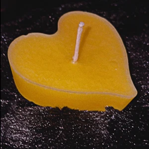 Ljusrummet.se - Hjärtformat doft ljus i doften Candy(finns oxå i Tuttifrutti) hemmagjort och brinner ca 2 timmar. 29kr + frakt🕯💗