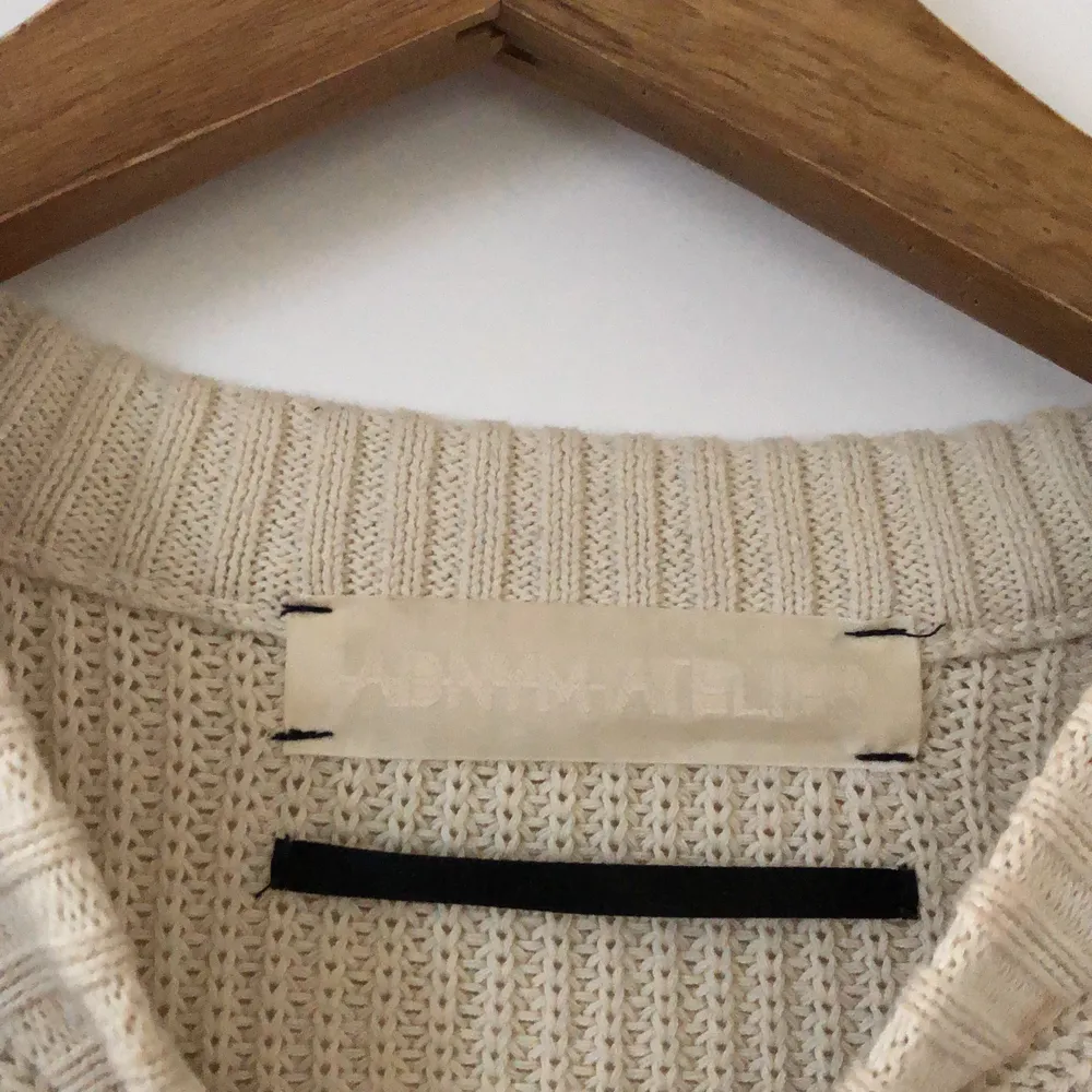 Adnym Atelier stickad med coola detaljer så som svarta sträck over sweatern och olika längd på fram- och baksidan! I strl S men i herrmodell så lite större. Nypris 1600kr💖. Stickat.
