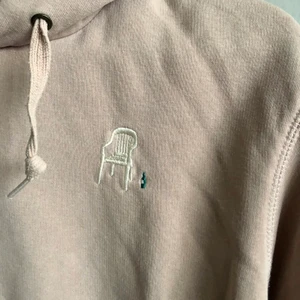 Hoodie med tryck  - Hoodie med luva och tryck,  storlek S eller oversize XS (jag är en 1.75 och har storlek S). Köpt i Amsterdam och sparsamt använd. 