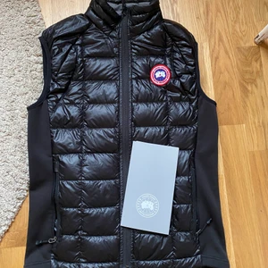 Dunväst Canda Goose - Dunväst från Canada Goose i modellen ”Hybridge Lite Vest”. Köpt i New York 2019, helt utan slitage eller tecken på användning. Nypris 4250kr, Pris kan diskuteras.