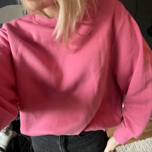 Sweatshirt  - Rosa sweatshirt frpn monki. Använd en gång bara 💖 köparen står för frakten 🤍