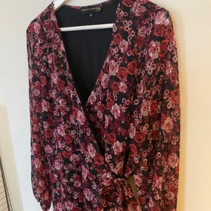 Pernilla Wahlgren klänning  - Pernilla Wahlgren klänning, använd 1 gång på ett bröllop, storlek XL passar även de med XXL då den är något större i storleken! Mitt pris 200kr! Köparen står för frakten 😊