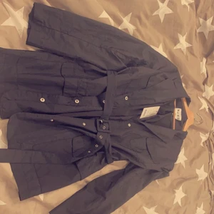 NAKD jacka  - En jättefin svart NAKD jacka oanvänd, köpte den för( 800kr) Nypris (400kr)