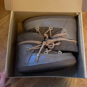 Inuikiis storlek 39 - Säljer mina inuiikis. Ganska använda. Nypris 2500kr. 