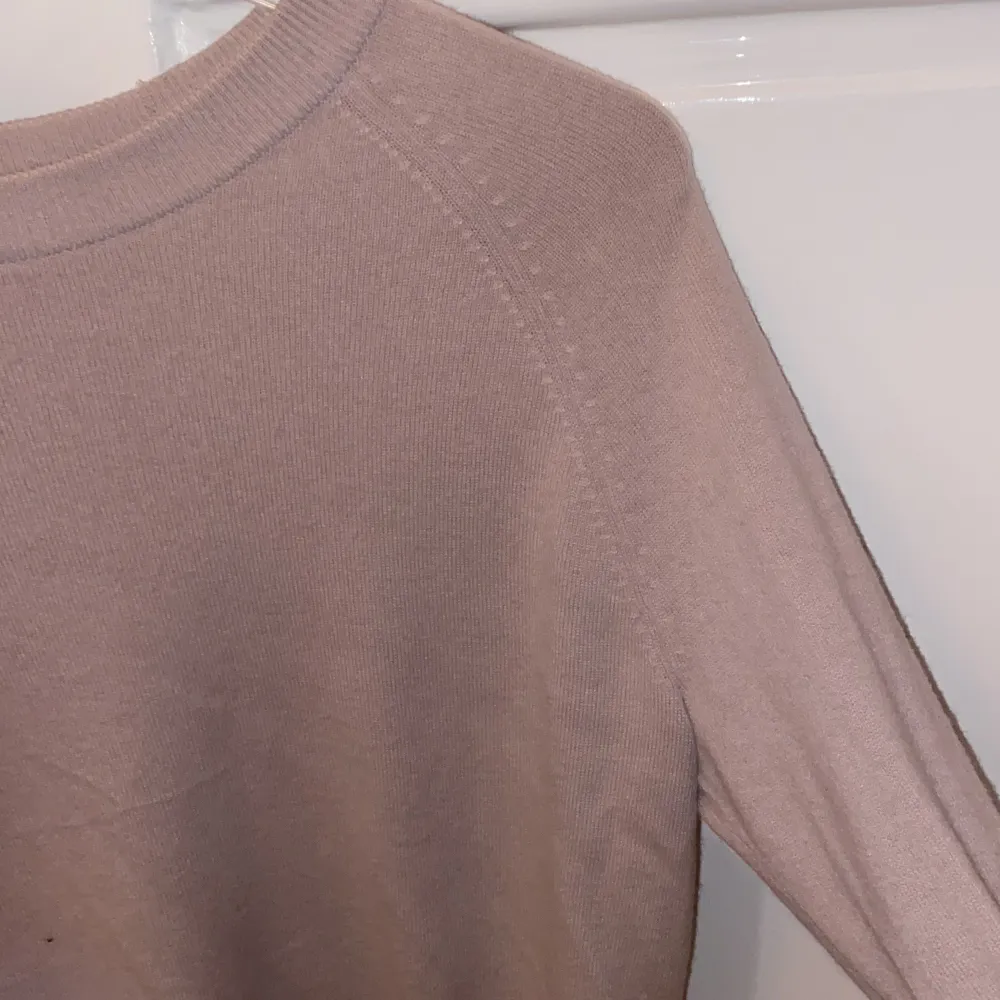 Säljer min skitfina kashmir tröja från &otherstories i lavendel färg med lite gråa toner. Fler bilder går att få på dm 💕.. Stickat.