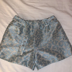 Blå mönster🐳 - Ett par shorts med bälte. Dem är använda lite gran🐋 