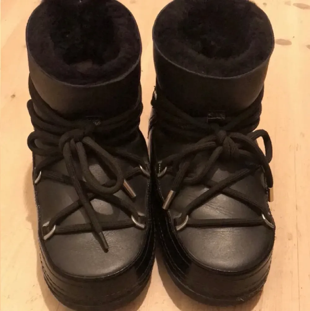 Ett par superfina och jättesköna inukii skor. Köptes på NK i stocholm 2020. Dessa skor är i ett superfint skick och har knappt några defekter. Kontakta mig om du har några frågor eller bara är intresserad!💕 . Skor.