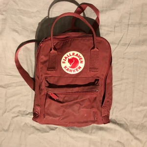 Fjällräven kånken mini - En mini ryggsäck, fjällräven kånken. Den är använd, men i bra skick. Är lite sliten på vissa ställen. Väskan kostar 300 plus frakt.