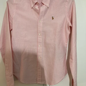 Ralph Lauren skjorta  - Äkta och knappt använd skjorta från Ralph Lauren, i storlek S.