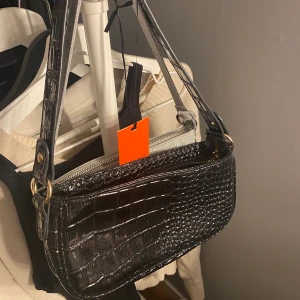 Väska - Säljer denna superfina väska. Säljer pågrung av att jag köpt en ny. Bra skick!!💕