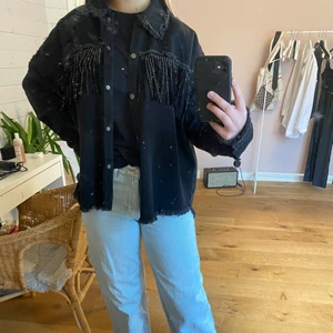 Jacka från zara - Säljer min ursnygga jacka från Zara som tyvärr inte kommer till användning längre. Jackan är i S och är normal i storleken. Startar budgivning om många är intresserade. Priset är exklusive frakt🖤 pris kan diskuteras 