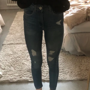 Jeans - Super fina jeans från Lindex i storlek 134. De går också att reglera storlek i midjan. Använda ca 5 ggr.  😊 Säljs pga vuxit ur de och tappt intresse.