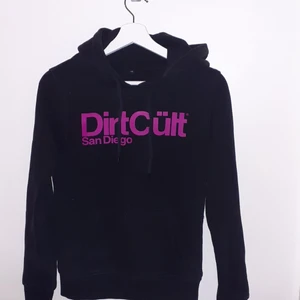 Dirt Cult hoodie - Rosa Dirt Cult hoodie som jag köpte här på plick för ca en månad sen för 280kr, men den var tyvärr förliten. Jag säljer den för 200kr men är i bra skick. Jag har aldrig använt den (endast tästad) och hon jag köpte den av hade inte häller använt den mycket. Den är i storlek XS men jag själv tycker att den sitter som en 150 i barn storlek.