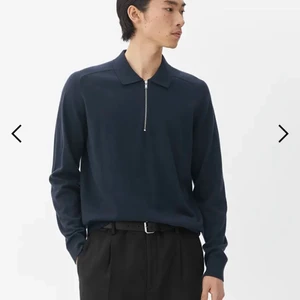  Arket Half-zip - Säljer min super snygga half-zip från arket. Den är mörkblå och perfekt till sommaren då den inte är så tjock i tyget🔥För stor för mig så inte använd vilket gör att den är i nyskick😁Ny pris 790 så erbjuder bra pris för en ny 😌