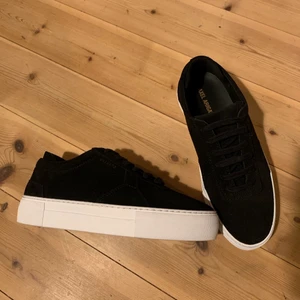 Strl 38 - Säljer dessa ass snygga Axel arigato skor i storlek 38 pga dem är för små för mig. Nyköpta och helt oanvända.                     Nypris 1950                                                                                      Frakten är inräknat i priset                                            Kontakta om du är intreserad eller har frågor                       