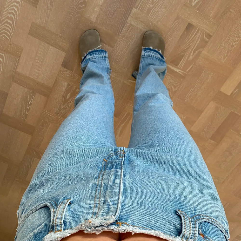 Supersnygga jeans med hög midja och slits nedtill. Från Pull&bear. Knappt använda. Storlek 40. Passar mig som vanligtvis har 38, dock lite stora i midjan. Jag är 172cm.. Jeans & Byxor.