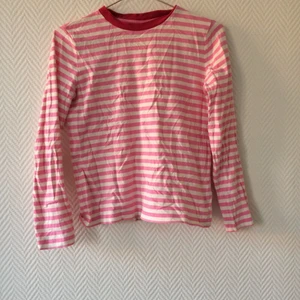 & other stories randig tröja  - Långärmad tröja från & other stories. Använd ett fåtal gånger och i princip som helt ny. Frakten ligger på 26kr. Går att mötas upp i Malmö. 