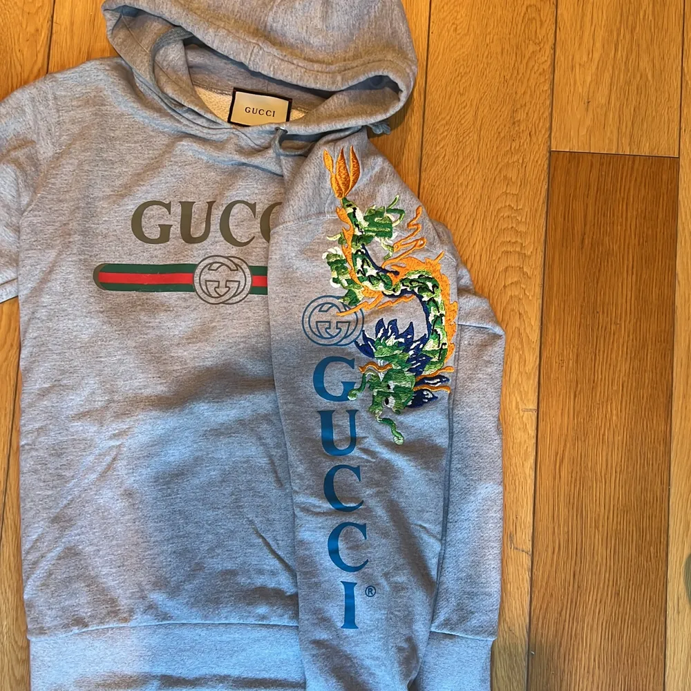 En Gucci dragon hoodie i storlek M. Har dessvärre inget kvitto men den är väldigt sparsamt använd och har inga defekter. Skriv för fler bilder . Hoodies.