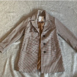 RUTIG KAPPA - väldigt lik ARKET-jackan i mönster, men något längre! stl XS!