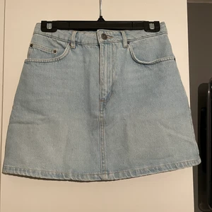 Jeanskjol - Jeanskjol från American Vintage, aldrig använd, Stl. S. Nypris ca. 900kr! Fraktkostnad tillkommer!