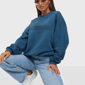 Blå sweatshirt - Jag säljer denna jättefina sweatshirt i en fin blå färg från Nelly som jag tyvärr beställde i fel storlek som nu inte går att returnera. Den är slutsåld på hemsidan. Helt oanvänd med lappen kvar. Den är köpt för 399kr men säljs för 200kr+frakt💙betalning sker via swish! Hör av dig vid intresse elelr frågor