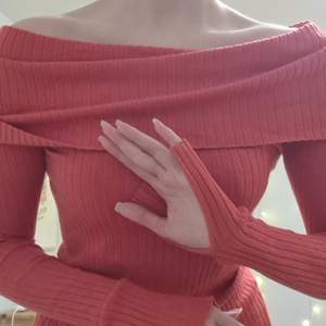 Elegant off-shoulder från Gina Tricot ❤ Röd/hallonröd, ribbad, slits i långa ärmar, kan bäras på annat sätt också. Väldigt snygg och sitter superfint 🌟