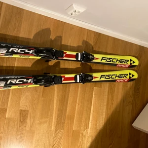 Barn Skidor - Barn-slalomskidor Jättefina och bra att åka på! Pjäxor går lätt att hyra och då kan man ställa in så att pjäxan passar på skidan! Slitna på vissa ställen men övrigt i bra skick 💶 Jag tar Swish, swisha alltid innan postningen 📨Köpare står för frakt ❌inga returer 📦 Om man vill köpa flera saker så kan vi komma överens om ett paketpris 🌸Om vi ska mötas för att ett föremål ska byta ägare måste vi båda vara symtomfria