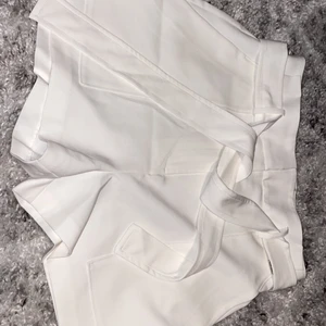 Guess vita shorts med tillhörande skärp - Vita shorts med skärp, använda en gång
