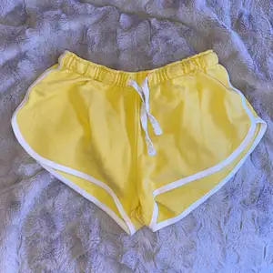 Säljer dessa gula shortsen i storlek s 💛100kr inklusive frakt