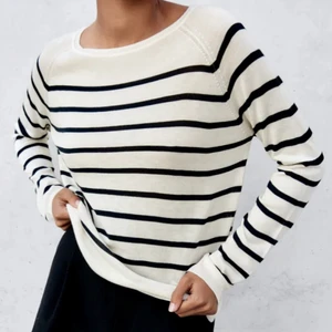 Zara - Populär zara tröja som inte finns lägre! Knappt använd och köpt i somras. Väldigt fint skick! Kontakta för frågor!💕