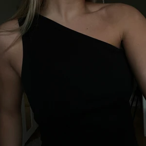 Snedskuren topp - Svart tight snedskuren topp strl S🖤 (aldrig använd) köparen står för frakt ❤️‍🔥