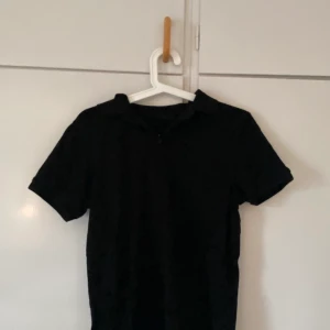 svart shorta - svart shorta från new yorker, tröjan är i storlek m och är aldrig använd. säljer då den inte riktigt är min stil. står inte för postens slarv och köpt=köpt, betalning sker via swish