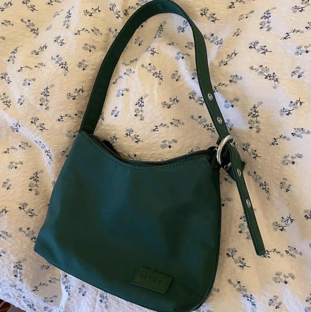 Väska från märket Silfen i en väldigt snygg grön färg! Knappt använd så den är i väldigt bra skick 💚 . Väskor.