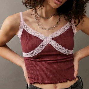 UO cross lace top - Jättefint linne från Urban outiftters! Använt men inga defekter. Den är i M men passar mig som har S och säkert xs också. 