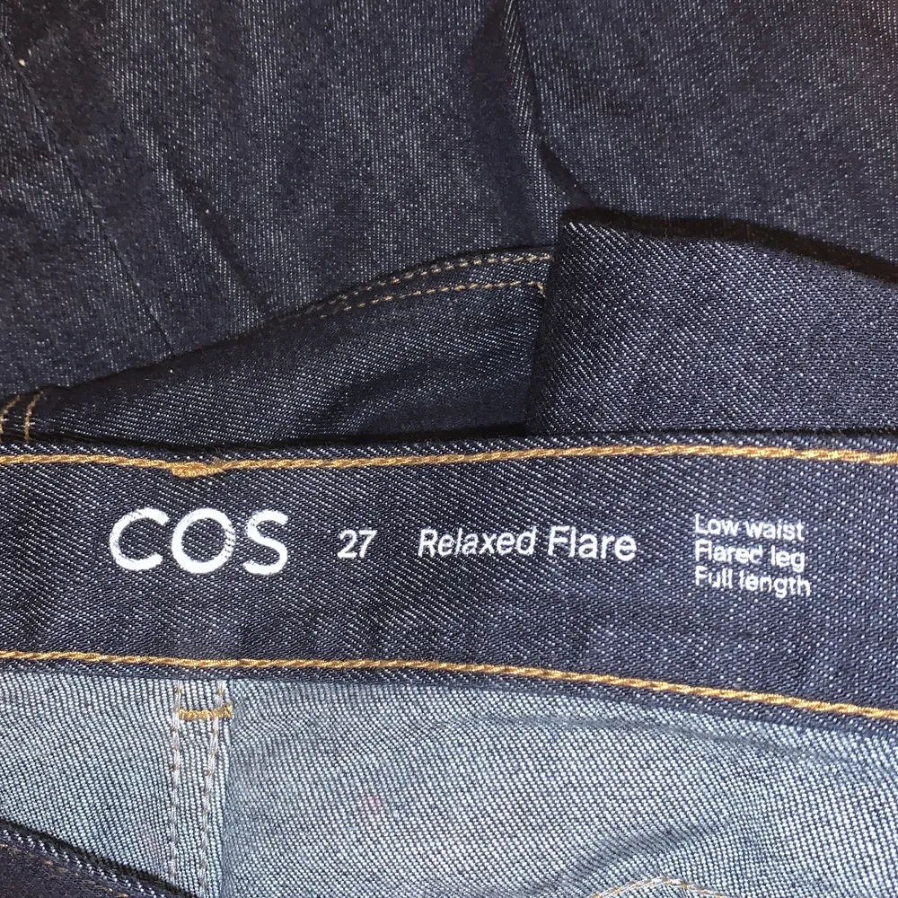 Säljer nu mina superfina flared jeans från cos då de är för stora på mig, ( första två bilderna är lånade) .knappt andvända. Nypris var runt 700 kr och de går ej att få tag på dem på hemsidan längre.Innerbenslängd ca 83 cm. Ungefär 68 cm midjemått.. Jeans & Byxor.