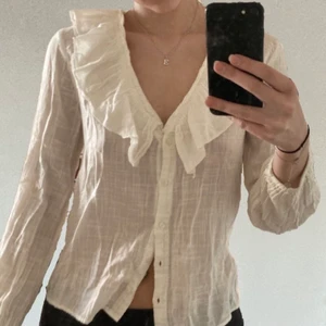 Vit blus  - Vit blus med lite detaljer vid kragen från Zara, storlek XS. Använd max 3 gånger och väldigt bra skick. Skriv om du har fler frågor, köparen står för frakt 💞