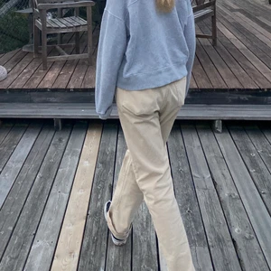 Kaki jeans från Gant - Jätte coola gant jeans i beige kaki färg. Tyvärr alldeles för stora i midjan för mig, men det skulle lätt kunna sys in