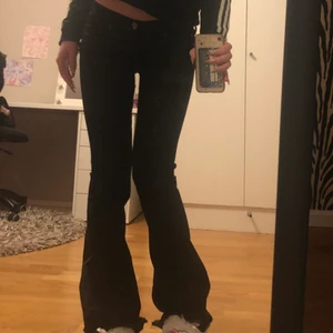 Svarta lågmidjade bootcut jeans - Säljer ett par gamla favvisar! Bra skick:) 