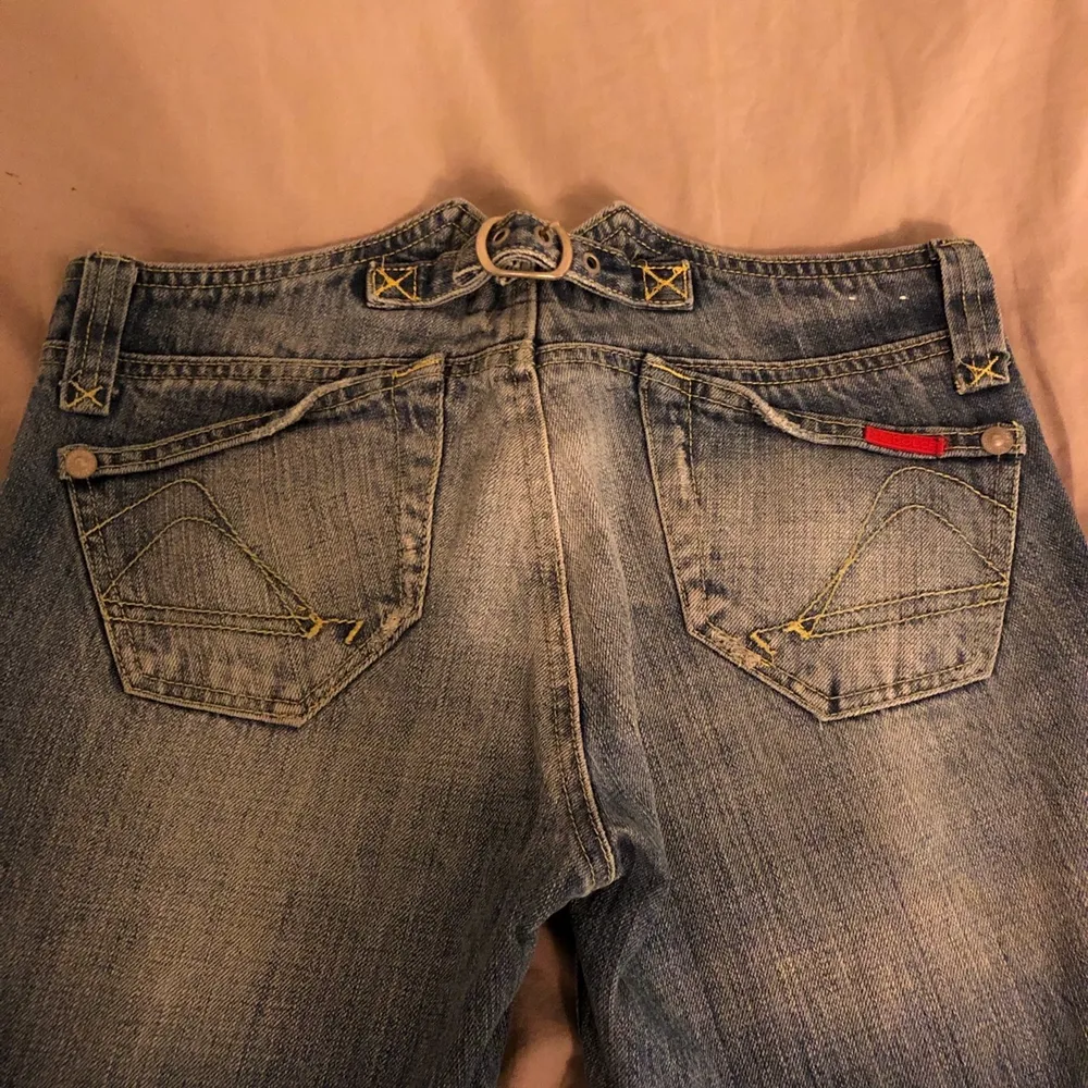 Il dolce jeans som passar storlek s/xs. Ordinarie pris brukar ligga vid 600/700kr. Säljer därav jag inte använder dom. Midjemått: 82/84cm. Midjan går att justeras med de lilla bältet i baksidan. . Jeans & Byxor.
