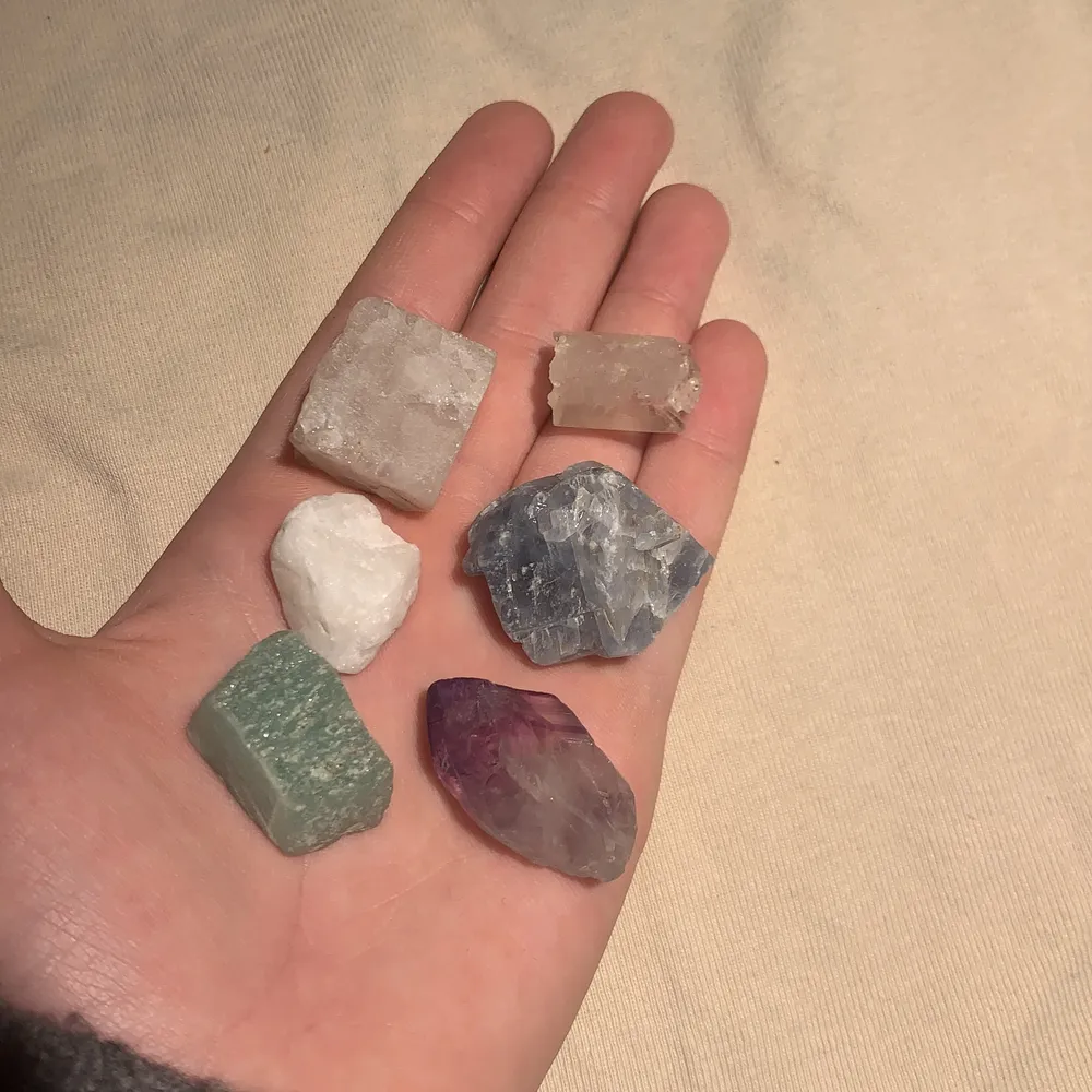 Säljer ett pack med 6 kristaller i! ( Ametist, mjölk kvarts, X2bergskristall,Amazonite och blå calcite) Äkta kristaller💕. Övrigt.