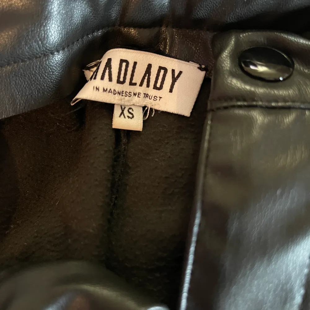 Säljer ett par imiterade läder byxor från Madlady i strl xs. Jeans & Byxor.