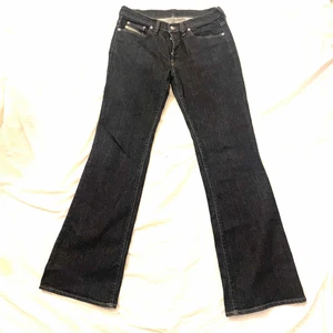 Lågmidjade jeans - Lowwaisted y2k jeans från Diesel i nyskick, köpta dyrt på Sellpy men satt ej najs på mig! Sista bilden är lånad o referens, storlek W29 (lågmidjad)                                                                                      Midjemått: 38cm tvärs över, 77-78cm runt om (ungefär).                   Innerbenslängd: 85cm ish